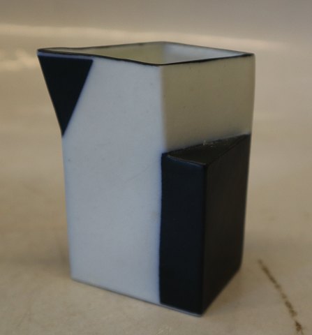 Bodil Manz: Kantet kande 8.5 x x 7.2 cm med blå dekoration Signeret